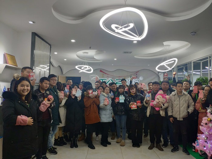 平安夜&圣誕節(jié)，塔孜給小伙伴們“交換禮物、傳遞真情”